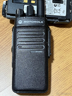 Vysielačky motorola DP2400e UHF 6ks + impres nabijacka - 4