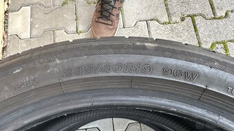 Predam dve letne pneumatiky 235/40R19 Brigestone dobry stav - 4