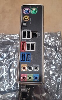 Predám dosku ASrock 970 Extreme3 - 4