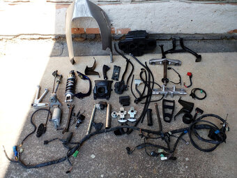 Predám diely na motocykel Suzuki Bandit 600 - 4