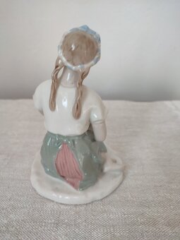 Royal dux dievča s lienkou porcelánová soška
- 4