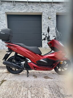 PREDAM  KRASNU HONDU PCX 125 + VYBAVA - 4