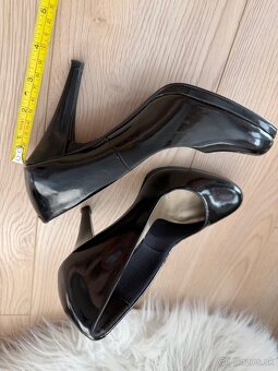 Čierne lesklé lodičky na vysokom opätku - 4