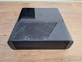 Samostatná herná konzola Xbox 360E 4GB - 4