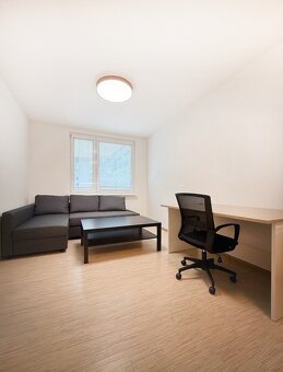 Ponúkame na prenájom priestranný 4-izbový byt na Hronskej ul - 4