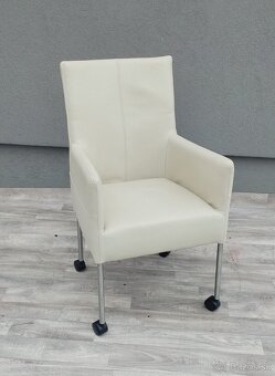 Set bielych kresiel na kolieskách – ( 4 ks ). - 4