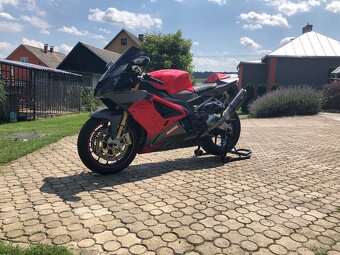Aprilia RSV 1000 - 4