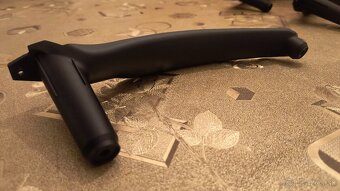 BMW X5 e70, BMW X6 e71 - madlo dverí čierne - 4