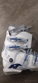 Lyže, lyžiarky a palice - 4