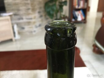 Staré sklenené flaše s nápisom - 4