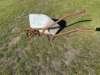 Starý plechový fúrik - táčka - 4