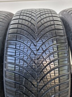 Celoročné pneu Goodyear 225/55 R17 – cca 7,5 mm dezén - 4