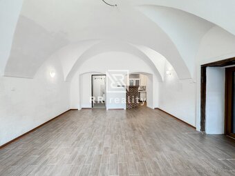 CENTRUM - Mäsiarska ul. - byt 41m2 + 19m2 pivnica - 4