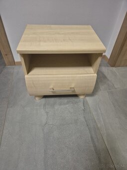 Postel + nočné stoliky + 2 komody - 4