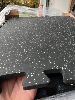 Gumová podlaha puzzle hladká 96x96x1,5cm + 15% biely pigment - 4