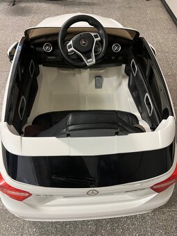 Elektrické auto Mercedes - 4