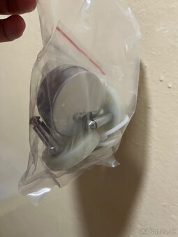 Kovové upevnenie na WC dosku – nové - 4