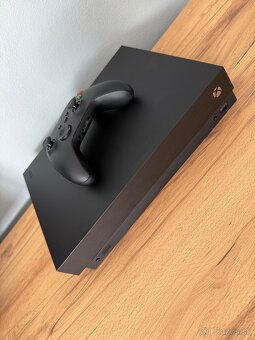Xbox one X 1 tb + nabíjačka na ovládač + gta V - 4