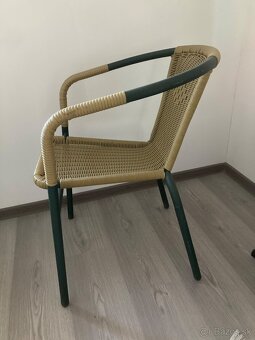 Otočná stolička na kolieskach a záhradná stolička - 4