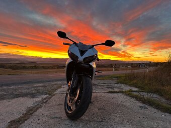 Triumph daytona 660 - 4