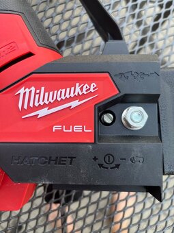 MILWAUKEE M12 FUEL Kompaktná reťazová píla - 4