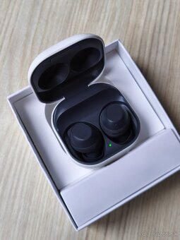 SAMSUNG Galaxy Buds FE - White / Grey, Nové komplet balenie - 4
