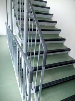 Madlá na zábradlia a schody do panelových domov - 4