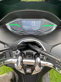 Krasna Cierna Honda PCX 125 ako Nova - 4