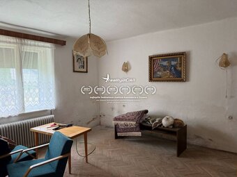 Dom s garážou v tichej ulici – vhodný na rekonštrukciu či no - 4