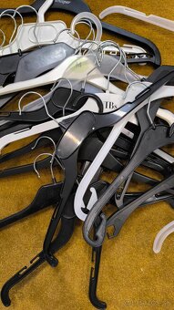 24ks plastových vešiakov mix - 4