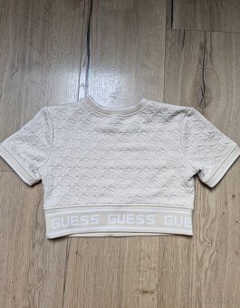 NOVE Guess 3D logovany kremovy crop top a smotanova sukna - 4