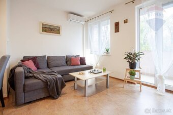 2-izbový byt s dvomi balkónmi, parkovaním a pivnicou – Kapln - 4