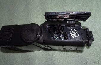 Predám externý blesk na zrkadlovky CANON - 4