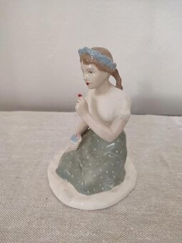 Royal dux dievča s lienkou porcelánová soška - 4