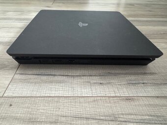 Predám Playstation 4 Slim 500GB + Controller - 4