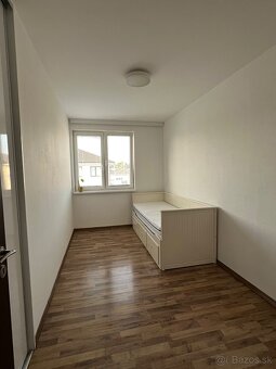 Štýlový 3-izbový byt s predzáhradkou, loggiou a parkovaním – - 4