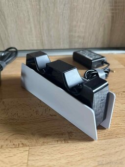 PlayStation 5 DualSense Charging Station - 4