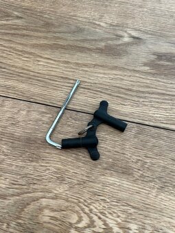 Predám strešné nosiče pre Octavia 3 liftback (NIE combi) - 4