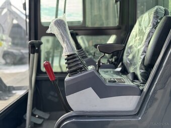 Minibagr XTM X10S PRO s kabinou - 4