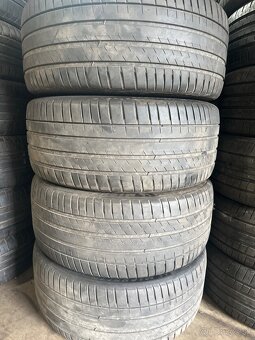 255/40R20 - 4