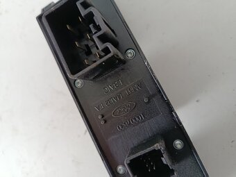 vypinac okien focus mk3 am5t14a132ea 30€ - 4