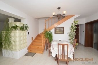 EXKLUZÍVNE - Predaj priestranného RD v starej časti Rajky - 4