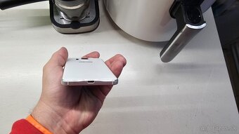 Samsung Galaxy Alpha - starší retro mobil - 4