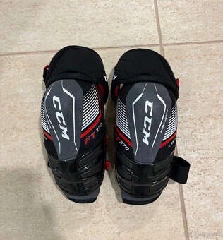 Predám hokejovú výstroj CCM ramená, lakte, nohavice, holene - 4