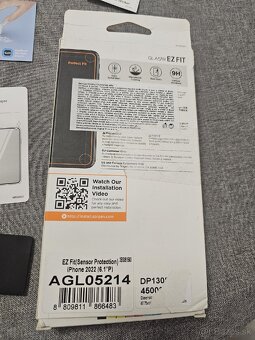 Spigen Glas.tR EZ Fit - Nové sklo na iPhone 14 Pro - 4