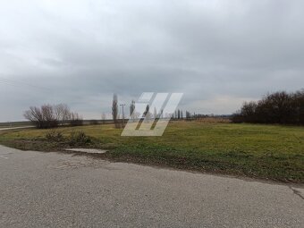 Na predaj: atraktívny pozemok pri hlavnej ceste - 4