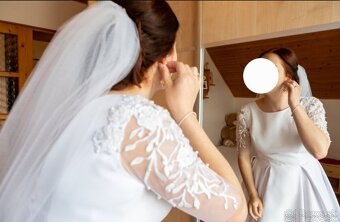 Svadobné šaty s čipkou na rukávoch - 4