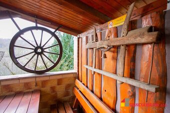 Na predaj záhradná chatka v retro štýle s upravenou záhradou - 4