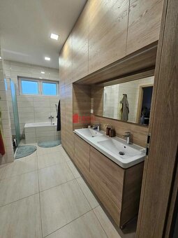 REZERVOVANÉ: Exkluzívne na predaj 4izbový dom s dvojgarážou - 4