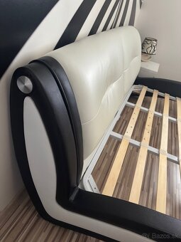 Posteľ, nočné stolíky, nočné lampy - 4